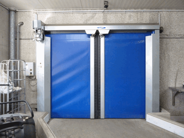 Hohes Sektionaltor im Betrieb